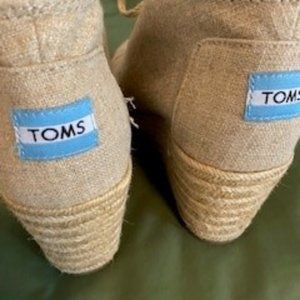 Tom's wedge boots